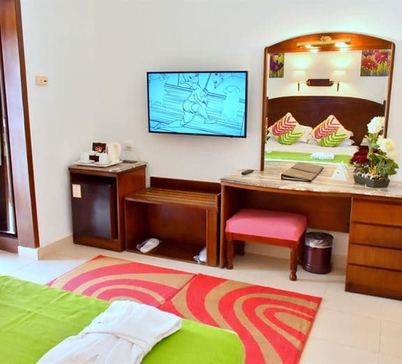 Deluxe Pool or / Side Sea View Camerele