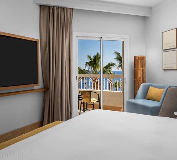 Beachside King Premium Suite Pool or Sea View Camerele