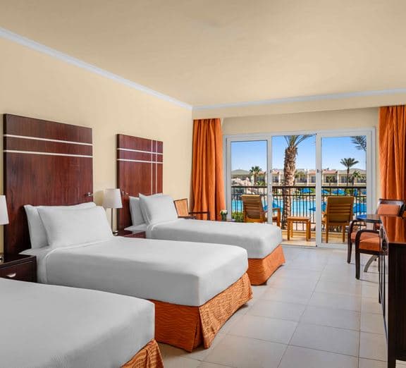 Mountainside Deluxe Room Pool View Camerele