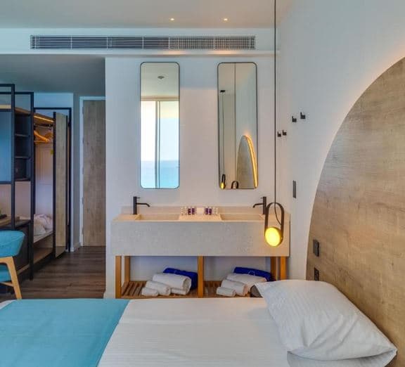 Standard Room (LateralSeaView, Balcony) Camerele