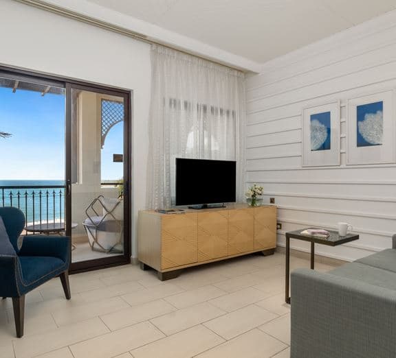 ONE BEDROOM PREMIUM SUITE BEACH FRONT Camerele