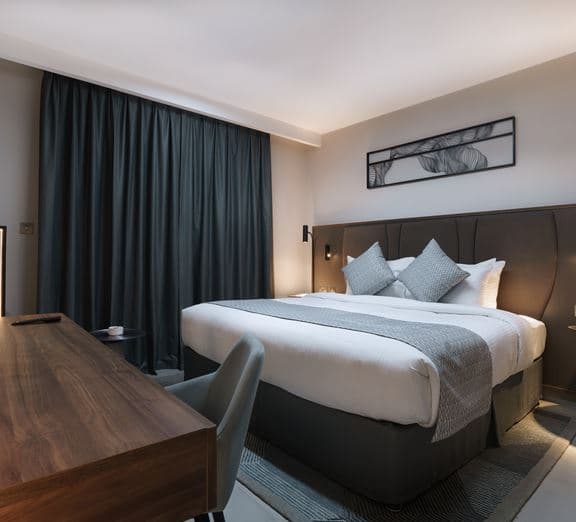 STANDARD CITY VIEW (DELUXE KING OR TWIN) BEDROOM Camerele