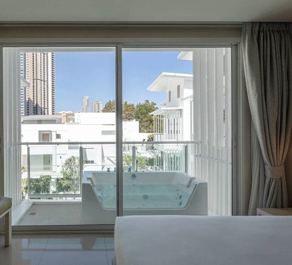 DELUXE BATH POOL VIEW Camerele