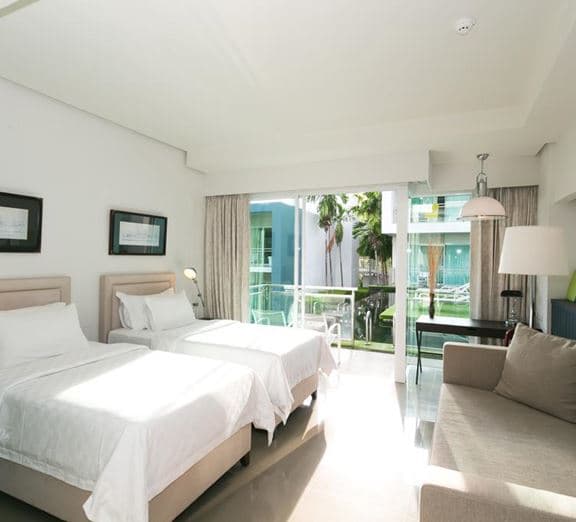Grand Pool Access Camerele
