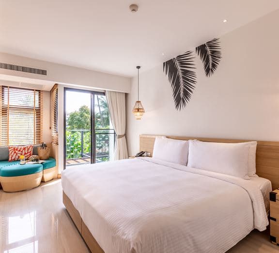 SUPERIOR POOL VIEW ROOM KING BED Camerele