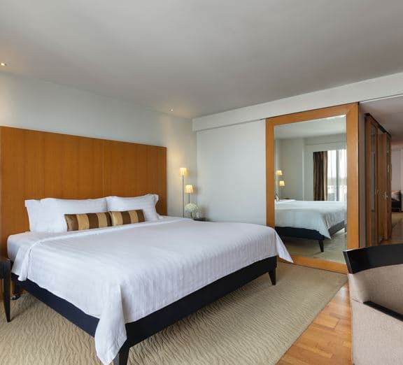 Tower Club Suite City View Camerele