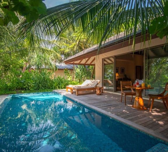SUNSET BEACH POOL VILLA Camerele