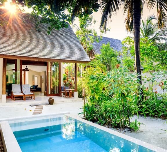 Deluxe Beach Villa with Pool Camerele
