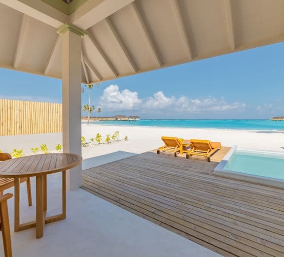 Grand Beach Villa with Pool Camerele