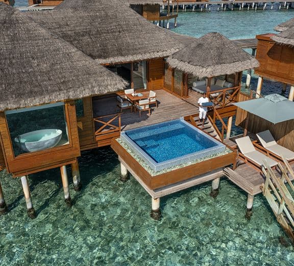 Lagoon Bungalow with Pool Camerele