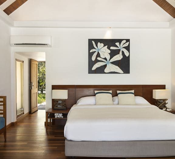 Beachfront Deluxe Bungalow Camerele