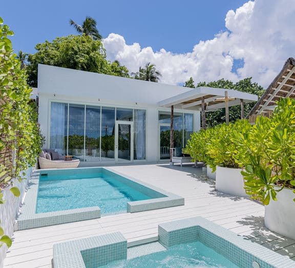 Beach Pool Suite Camerele