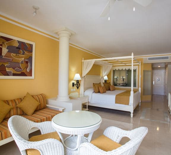 1 KING BED JUNIOR SUITE Camerele