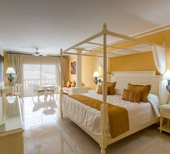 1 KING BED POOL SIDE JUNIOR SUITE Camerele
