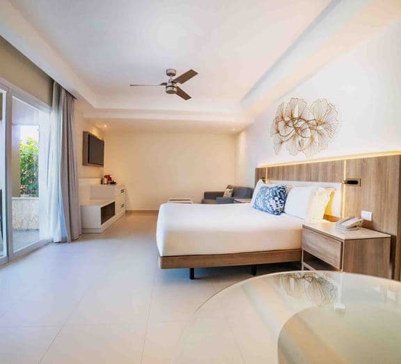 LUXURY SWIM OUT ROOM DIAMOND CLUB Camerele