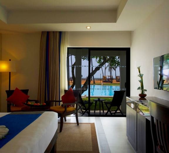 Superior Pool Side Terrace Camerele