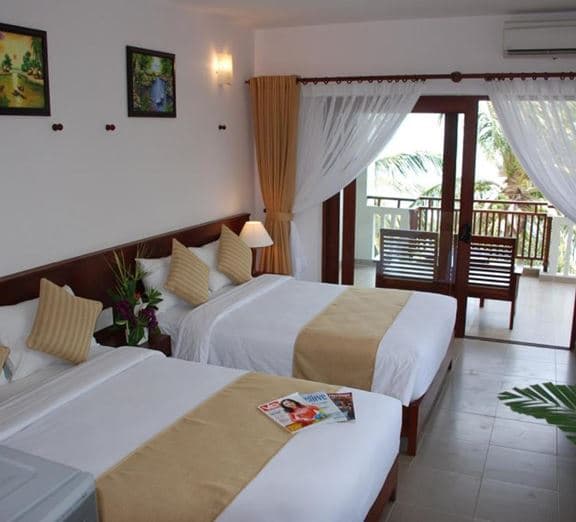DELUXE POOL VIEW BALCONY Camerele