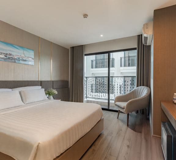 SENIOR DOUBLE CITY VIEW WITH BALCONY Camerele