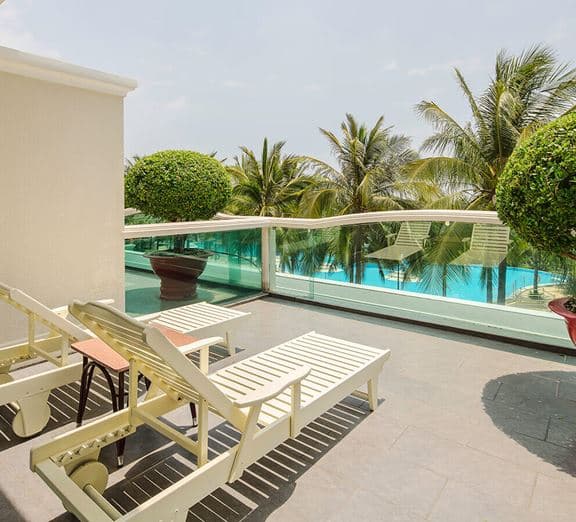 DELUXE POOL VIEW WITH BALCONY Camerele