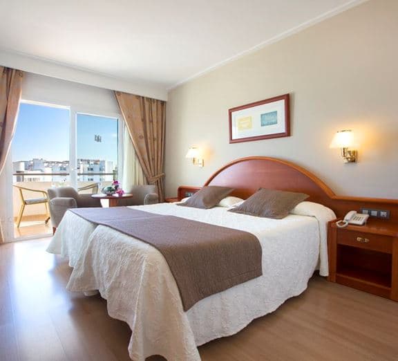 DOUBLE POOL VIEW BALCONY OR TERRACE Camerele