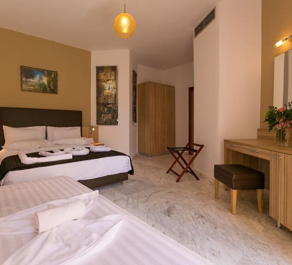 ROOM TRIPLE GARDEN OR POOLVIEW BALCONY Camerele