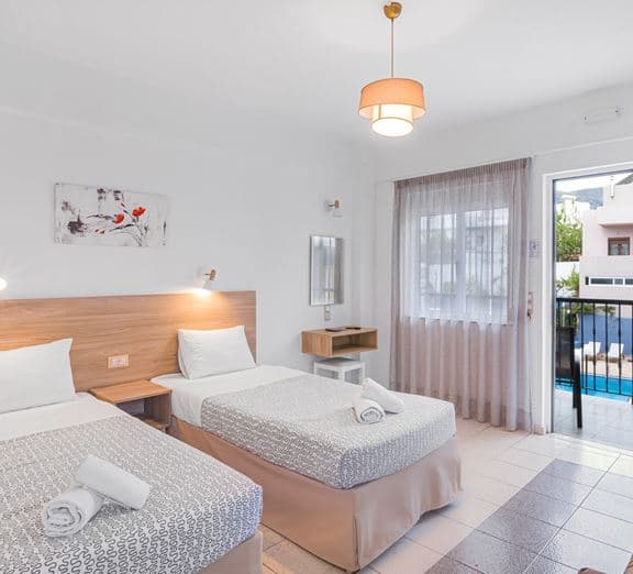 STUDIO SUPERIOR TRIPLE BALCONY OR TERRACE Camerele
