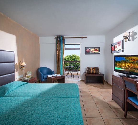 ROOM DOUBLE SIDESEAVIEW BALCONY OR TERRACE Camerele