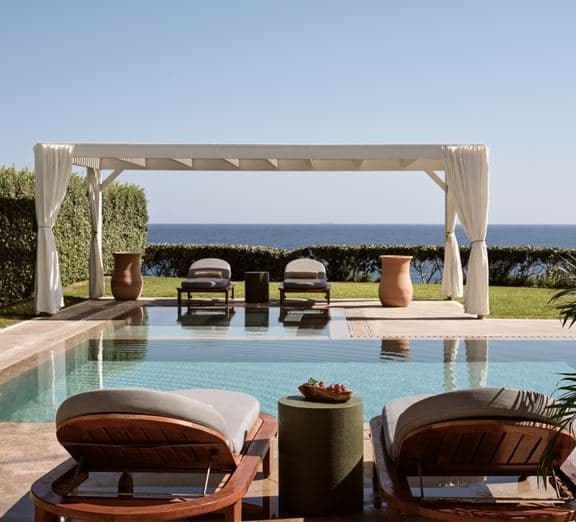 PRESIDENTIAL WATERFRONT SUITE WITH PRIVATE POOL Camerele