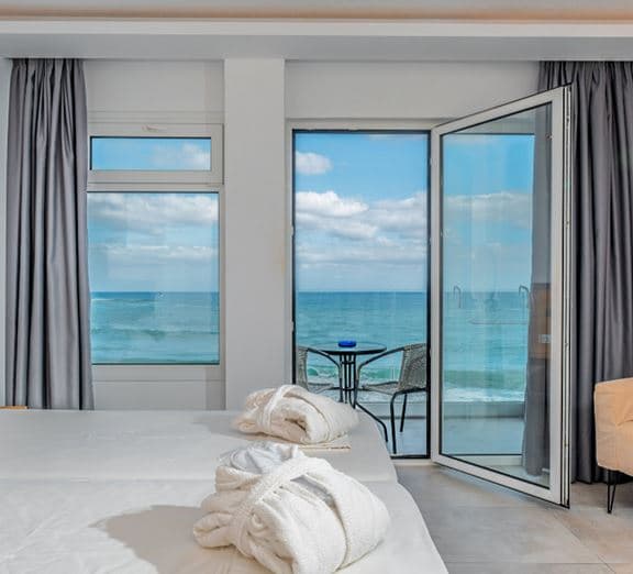 JUNIOR SUITE FRONT SEAVIEW BALCONY Camerele