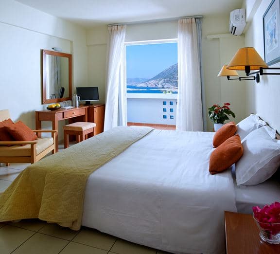 twin room beach side sea view Camerele