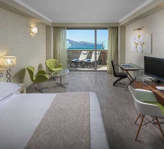 EXECUTIVE FAMILY SUITE SEA VIEW WITH PERSONAL POOL- Signature Collection Camerele