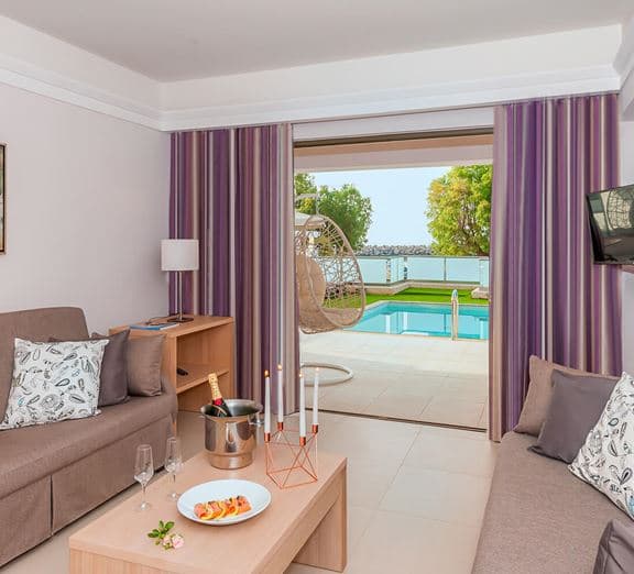 SUITE WITH PRIVATE POOL SEA VIEW Camerele