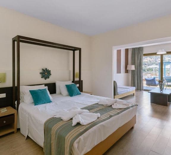 FAMILY SUITE ONE SEPARATE BEDROOM Camerele