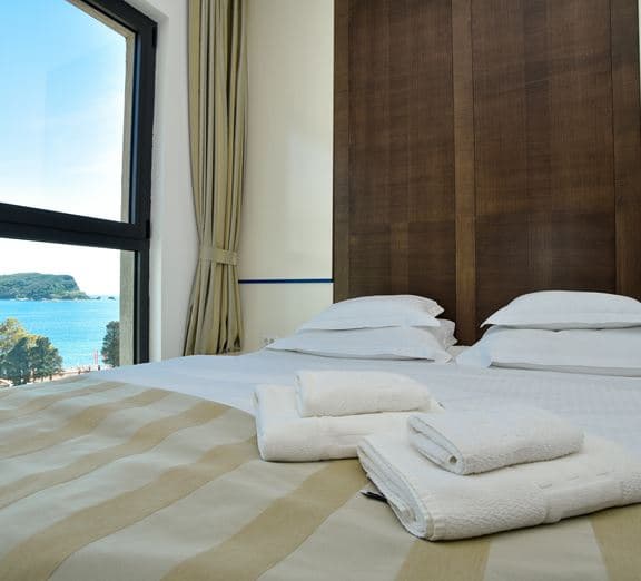 DELUXE APARTMENT TWO BEDROOM SEA VIEW WITH TERRACE Camerele