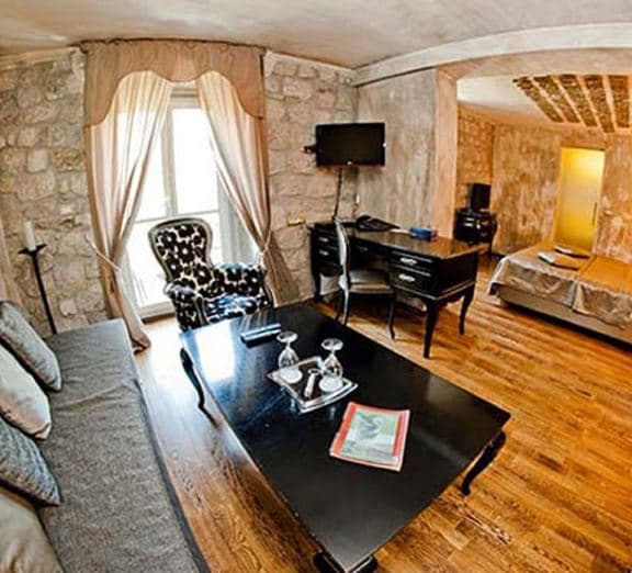 JUNIOR SUITE Camerele