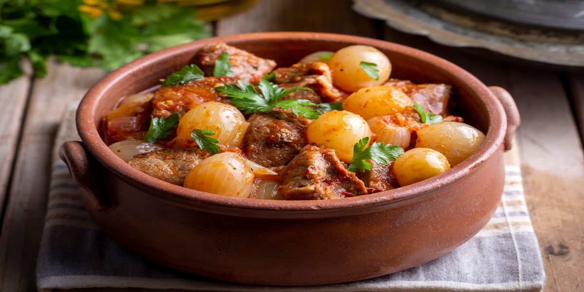 Ce este stifado și de ce îl vei iubi dacă ești fan slow-cooked