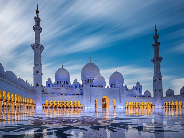 Cum să vizitezi Marea Moschee din Abu Dhabi: reguli, orar și detalii importante
