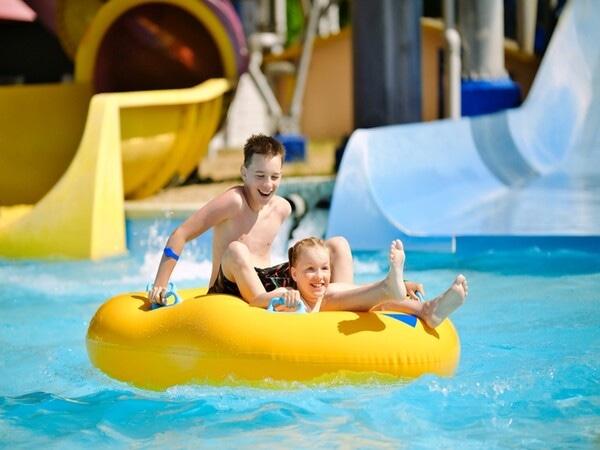 Top destinații cu aquapark pentru copii: unde distracția este inclusă în resort