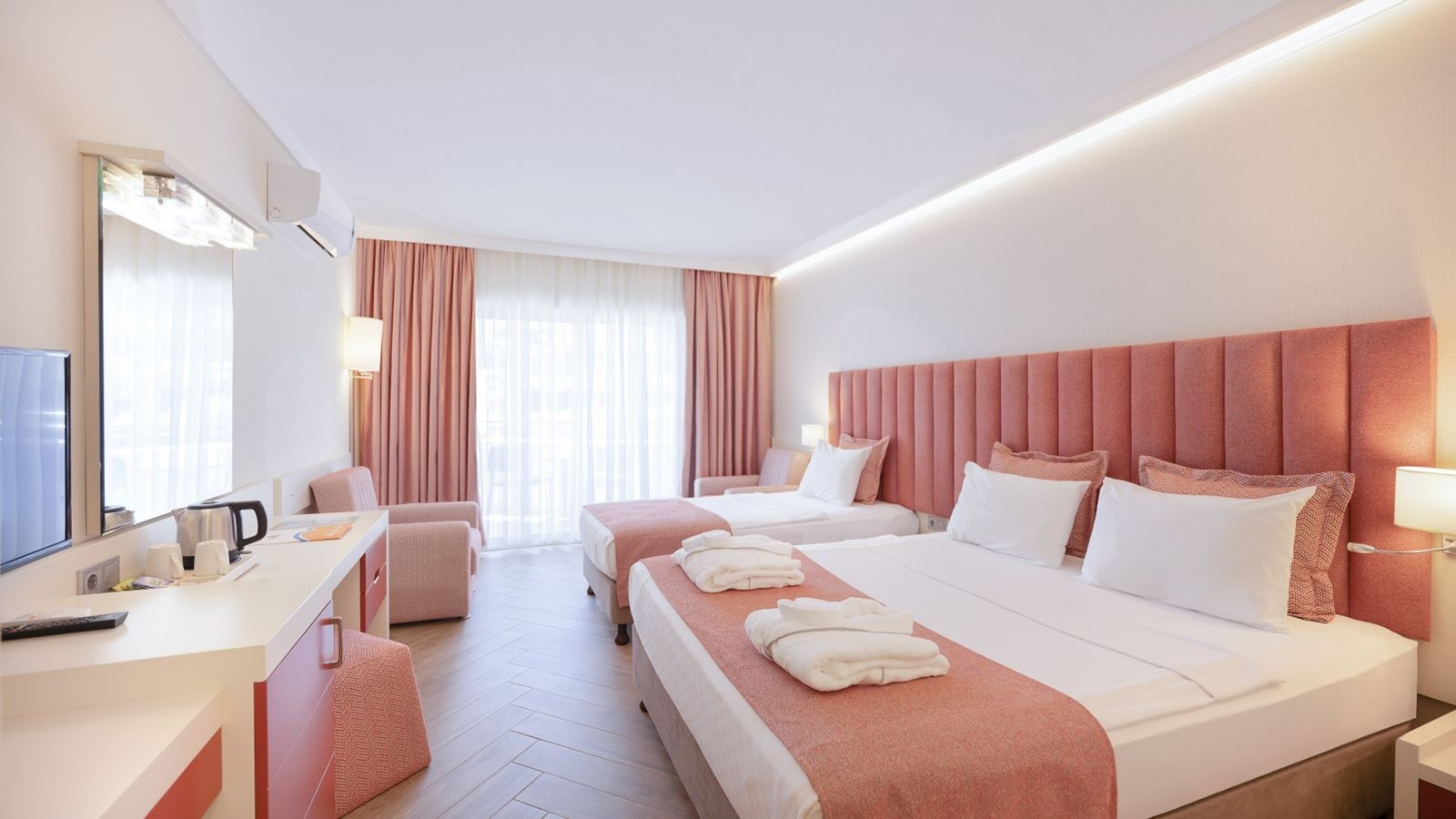 rooms-standard-room-pool-view