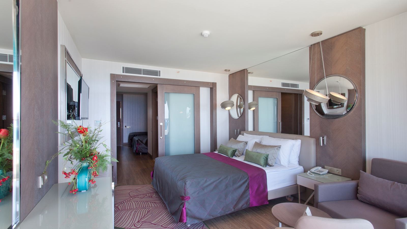 rooms-family-room-pool-view