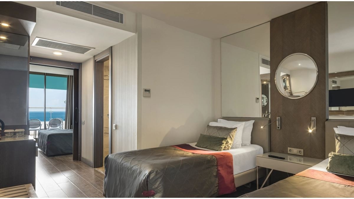 rooms-family-room-pool-view