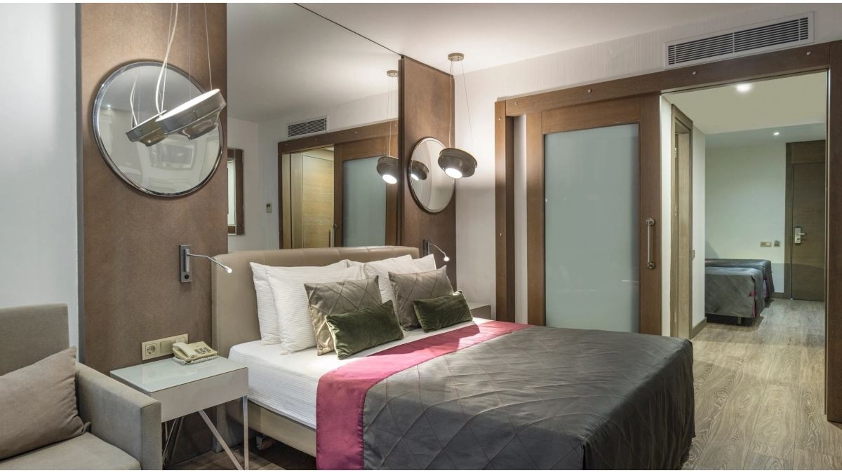 rooms-family-room-pool-view