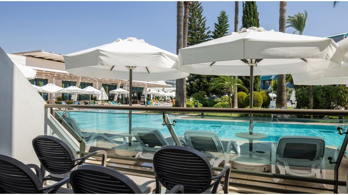 rooms-family-room-pool-view