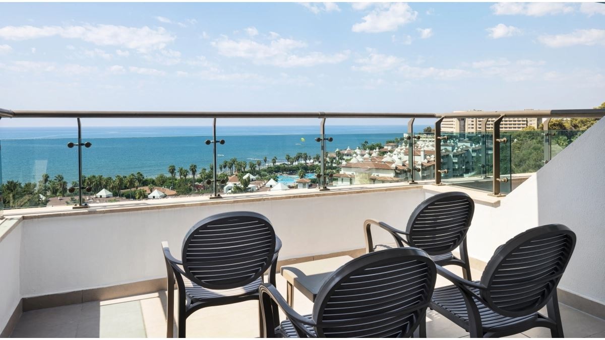 rooms-family-room-sea-view