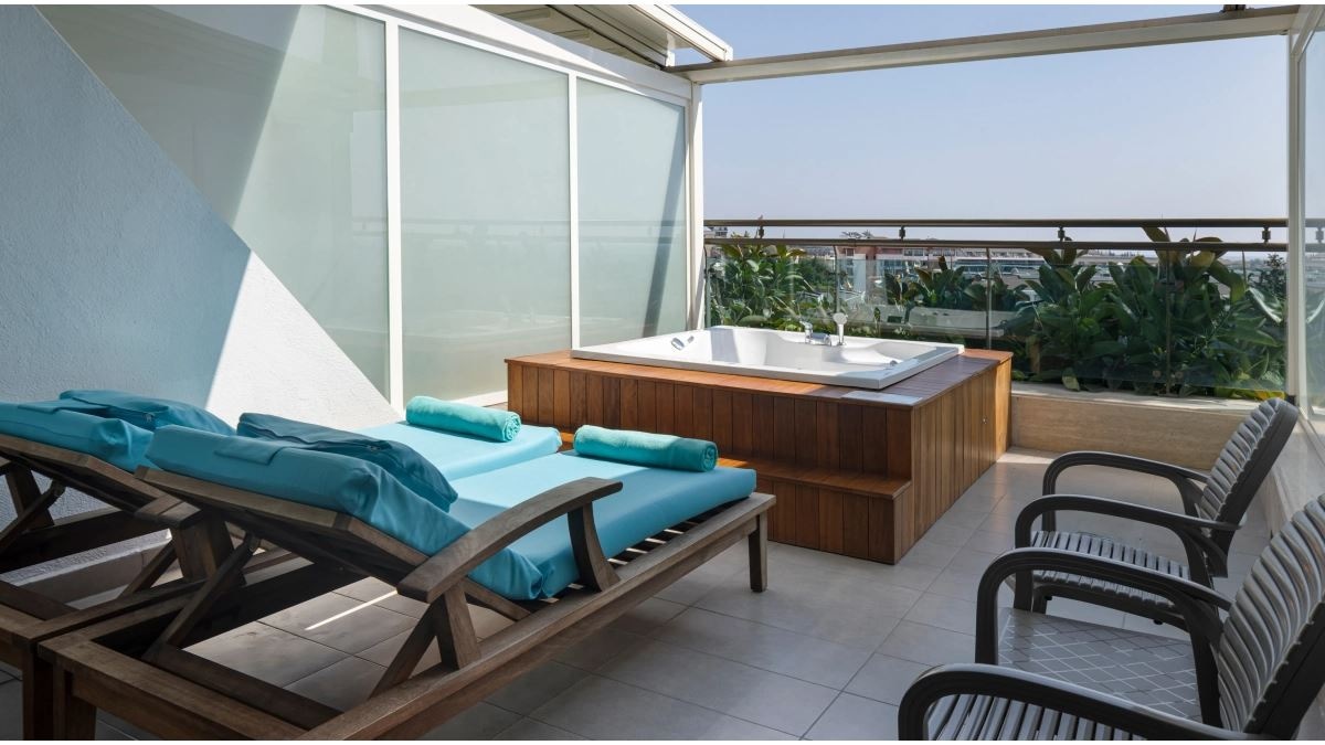 rooms-deluxe-terrace-room-with-jacuzzi