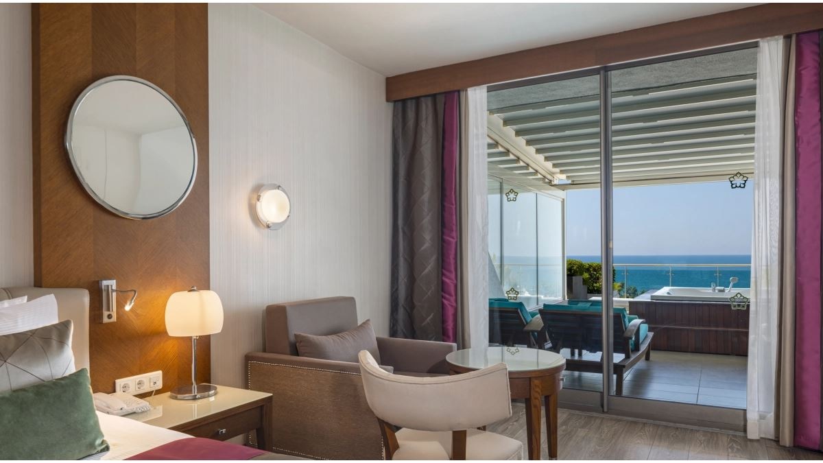 rooms-deluxe-terrace-room-with-jacuzzi