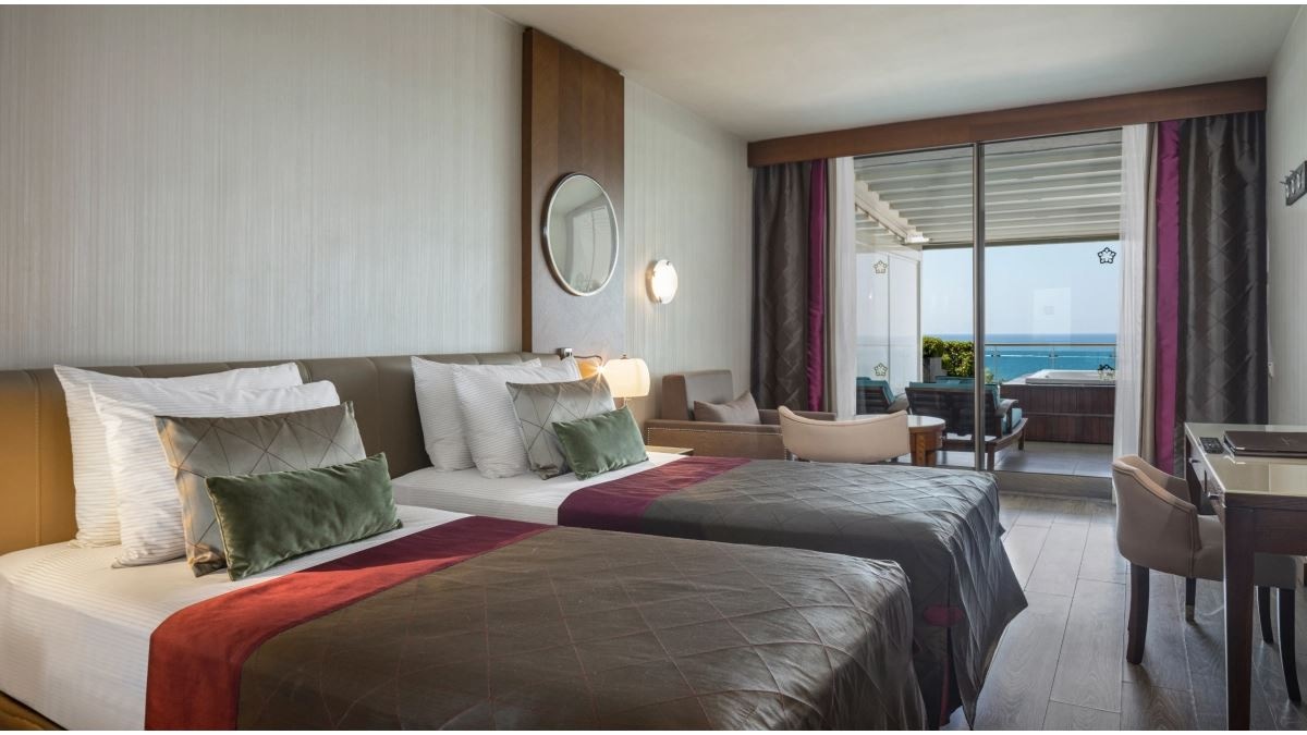 rooms-deluxe-terrace-room-with-jacuzzi