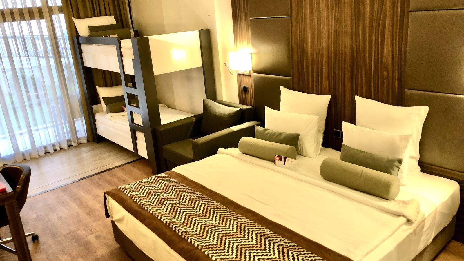 rooms-superior-bunkbed-room-sea-view