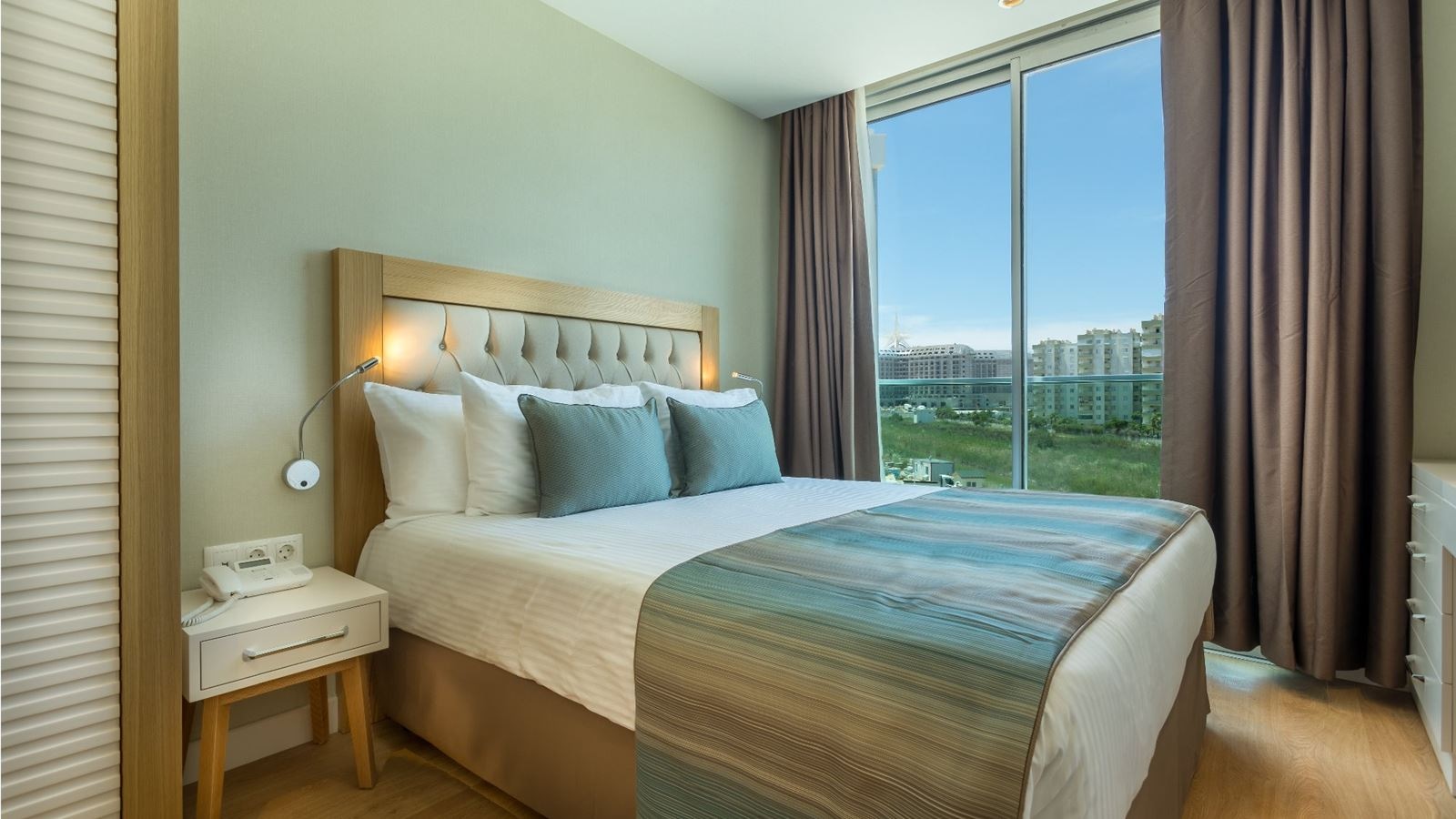 rooms-aska-river-side-anex-building-standart-land-view-room--french-balcony