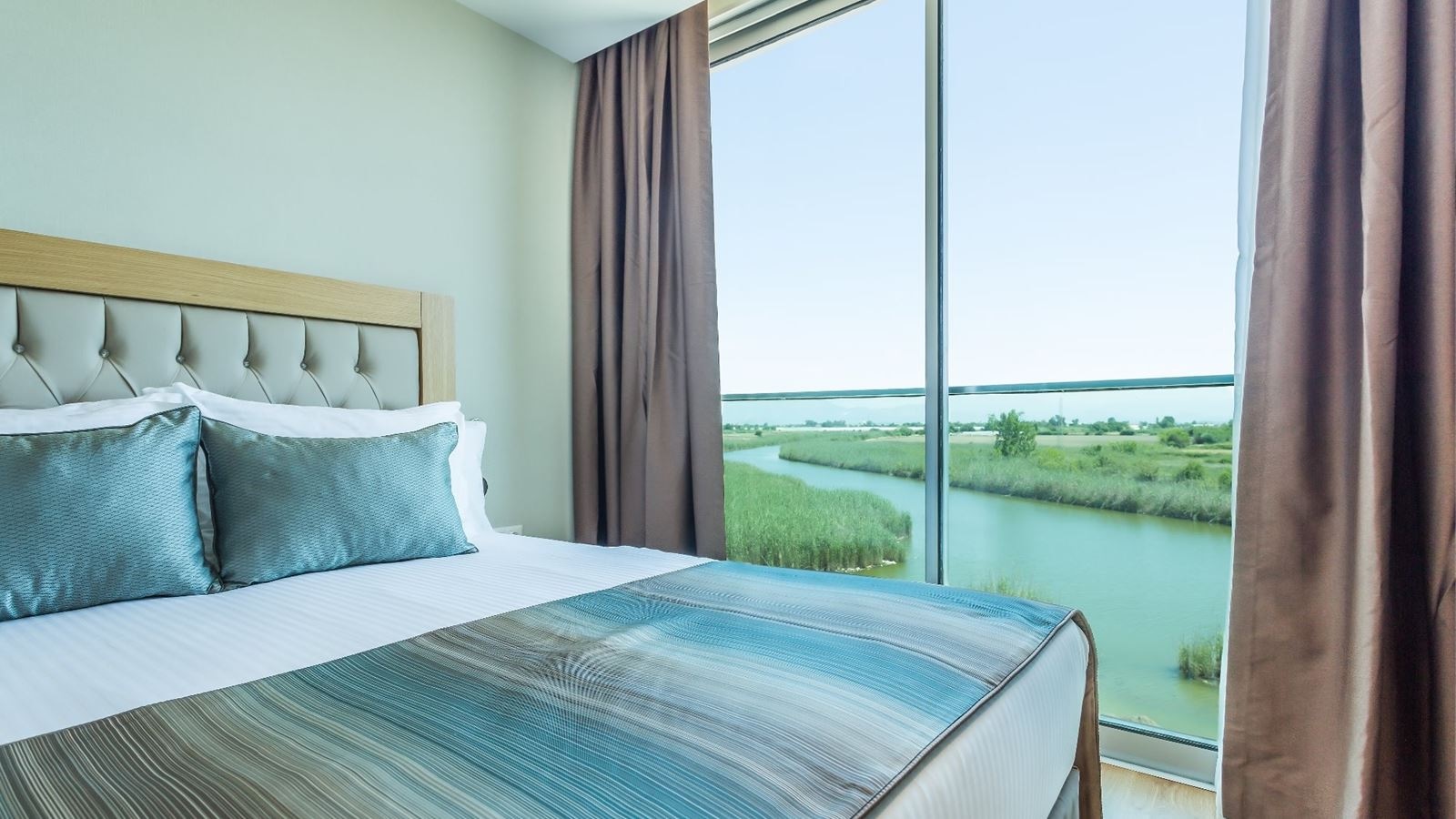 rooms-aska-river-side-anex-building-standart-land-view-room--french-balcony